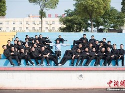 Viral Foto Kelulusan Kampus yang Hanya Punya Satu Mahasiswa Wanita