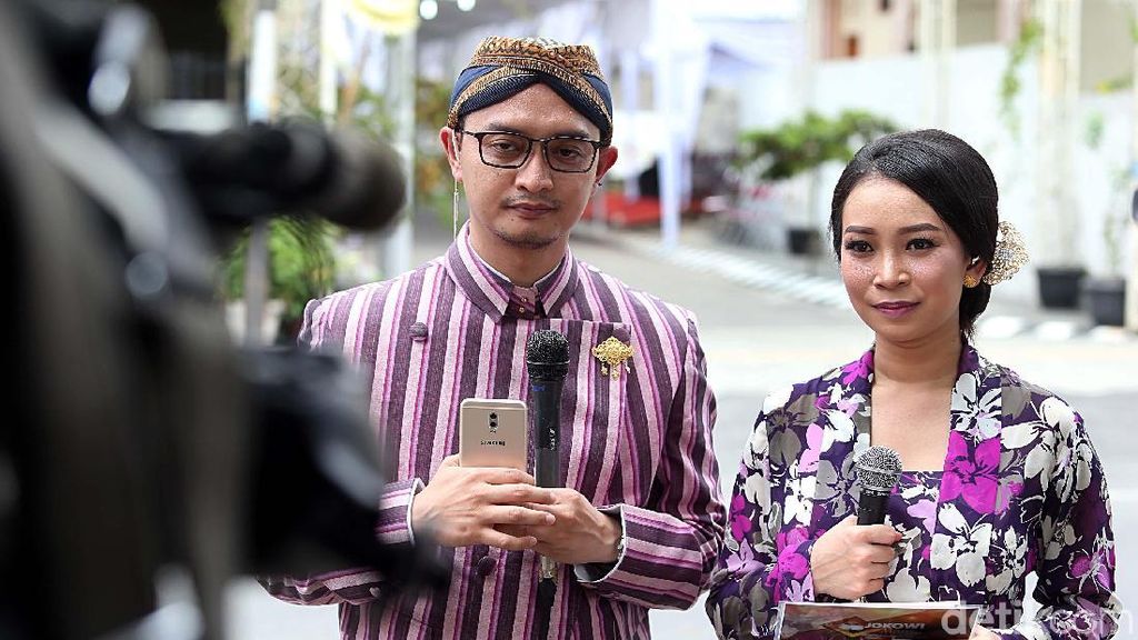 Cantiknya Jurnalis TV Liputan Pernikahan Kahiyang-Bobby Pakai Kebaya