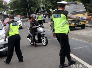 Parodi Lucu Hindari Razia dengan Modus Motor Mogok