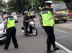 Parodi Lucu Hindari Razia dengan Modus Motor Mogok