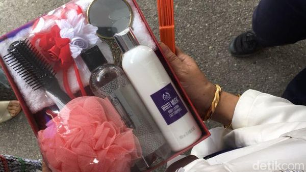 Foto: Bingkisan dari Keluarga Jokowi untuk Tamu Siraman Kahiyang