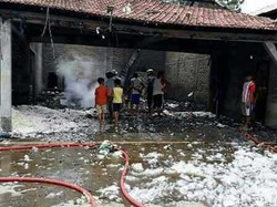 Gudang Kapuk Terbakar di Pati, Lima Orang Luka