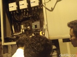 Petugas PLN Cek Aliran Listrik Rumah Jokowi di Malam Midodareni