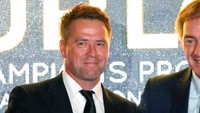 Senyum Michael Owen ketika menerima penghargaan Golden Football Legend Award. Foto: Eric Gaillard/Reuters