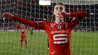 Ini adalah seragam kandang tim Liga Prancis, Rennes. Tak ada yang menonjol dari penampilannya, kecuali nama sponsor yang YA AMPUN KURANG GEDE! (Foto: AFP PHOTO / JEAN-SEBASTIEN EVRARD)
