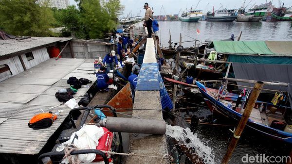 Tanggul Jebol di Luar Batang Diperbaiki
