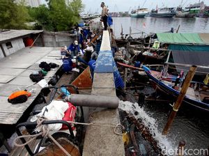 Tanggul Jebol di Luar Batang Diperbaiki Tanggul Jebol di Luar Batang Diperbaiki