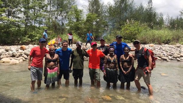 Ketika Turis China Pakai Koteka