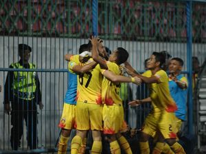 Pesta Juara di Ruang Ganti Bhayangkara FC Pesta Juara di Ruang Ganti Bhayangkara FC