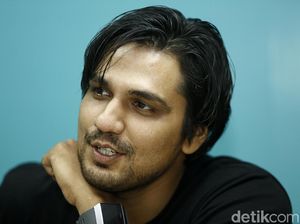 Cornelio Sunny Rela Buncitkan Perut Demi Kenapa Harus Bule? Cornelio Sunny Rela Buncitkan Perut Demi Kenapa Harus Bule?