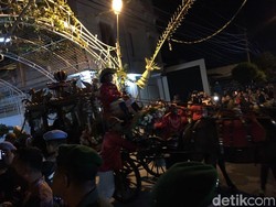 Kahiyang dan Bobby Satu Kereta Kencana ke Resepsi Malam