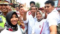 Foto: Heboh Jokowi KW Seliweran di Depan Gedung Pernikahan Kahiyang-Bobby