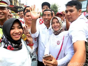 Foto: Heboh Jokowi KW Seliweran di Depan Gedung Pernikahan Kahiyang-Bobby