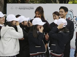 Tawa Akrab Melania Trump dan Minho Shinee Saat Berkunjung ke Seoul