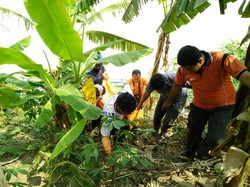Wanita Berkaus Motif Bunga Ditemukan Tewas di Dam Mlirip