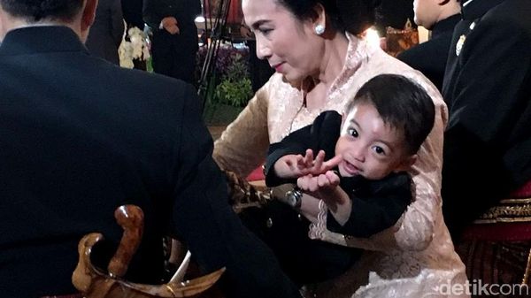 Gaya Jan Ethes Cucu Jokowi Berbeskap di Akad Kahiyang