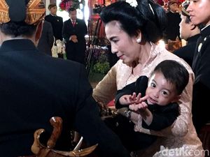 Gaya Jan Ethes Cucu Jokowi Berbeskap di Akad Kahiyang