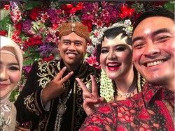 Selfie 2 Jari Kahiyang-Bobby dengan Zumi Zola di Pelaminan