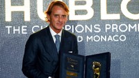 Roberto Mancini menunjukkan penghargaan Golden Football Legend Award yang dia terima. Foto: Eric Gaillard/Reuters