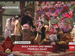 Jokowi Minum Rujak Degan, Lalu Timbang Berat Kahiyang-Bobby