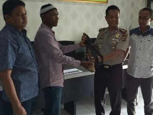 Warga Aceh Sukarela Serahkan Senjata Laras Panjang ke Polisi