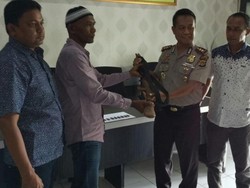 Warga Aceh Sukarela Serahkan Senjata Laras Panjang ke Polisi