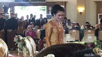 Sibuknya Selvi Menantu Jokowi di Akad Nikah Kahiyang-Bobby