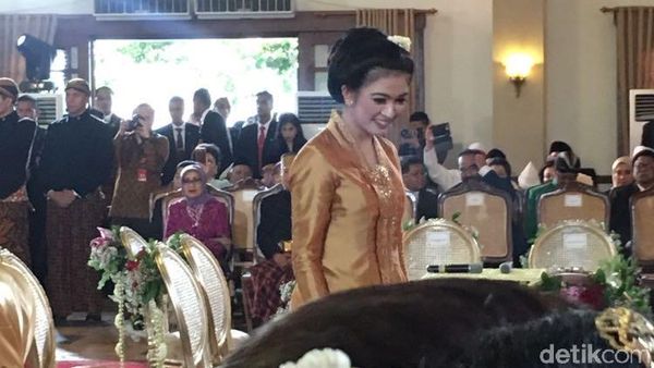 Sibuknya Selvi Menantu Jokowi di Akad Nikah Kahiyang-Bobby