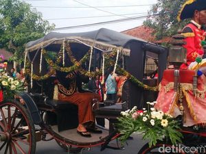 Berbeskap Hitam, Bobby Calon Menantu Jokowi Tiba di Lokasi Akad