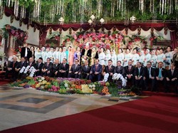 Menteri Jokowi Duduk di Lantai Pelaminan Saat Foto Bareng Kahiyang