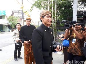 Kaesang Pulang Jalan Kaki dari Resepsi Kahiyang ke Rumah