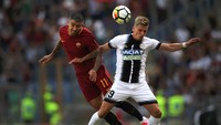 Udinese sepertinya tak puas dengan seragam kandangnya yang berwarna hitam-putih dengan garis-garis vertikal. Maka mereka membikin jersey ketiga dengan warna dan garis berpola serupa, hanya saja kini garisnya lebih besar. Patut dipertanyakan motivasinya. (Foto: Paolo Bruno/Getty Images)