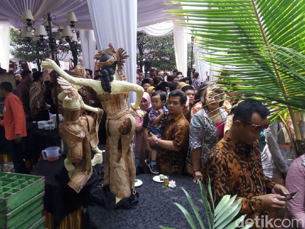 Tamu Kahiyang-Bobby Panas-panasan Antre Masuk ke Graha Saba Buana Tamu Kahiyang-Bobby Panas-panasan Antre Masuk ke Graha Saba Buana