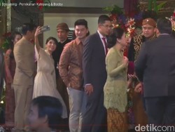 Presiden Jokowi Ikut Jadi Sasaran Selfie di Resepsi Kahiyang