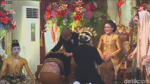 Melihat Sakralnya Prosesi Sungkeman Kahiyang-Bobby ke Jokowi