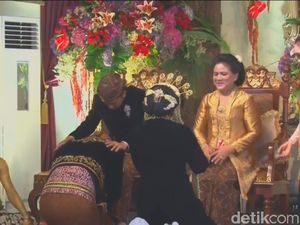 Melihat Sakralnya Prosesi Sungkeman Kahiyang-Bobby ke Jokowi Melihat Sakralnya Prosesi Sungkeman Kahiyang-Bobby ke Jokowi
