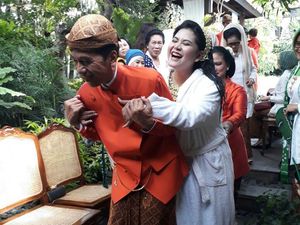 Senyum Jokowi Gendong Kahiyang Sebelum Melepas Masa Lajang