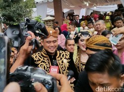 Keceriaan Bobby-Kahiyang saat Jadi Rebutan Selfie