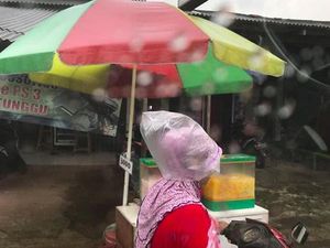 Aksi Emak-emak Jaman Now Naik Motor Pakai Helm Kresek