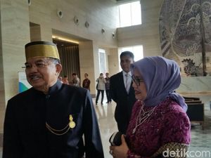 JK dan Istri Bawa Hadiah Sarung Bugis untuk Kahiyang