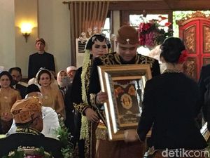 Ibunda Bobby: Emas 80 Gram untuk Kahiyang Tanda Cinta Tak Putus