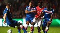 Kalau diterawang dari niatnya, seragam tandang Stoke City ini ingin menonjolkan kesan klasik. Agak bisa dirasakan sih. Tapi kombinasi garis-garis gradasi warna merah-putih, warna dasar biru, dan tata letaknya kurang enak dilihat. Malah ada nuansa ini adalah seragam tim rugby. (Foto: Michael Steele/Getty Images)