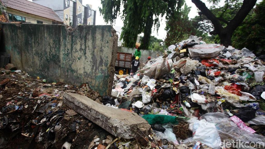 Bikin Kotor! Sampah Meluber ke Ruang Terbuka Hijau Bikin Kotor! Sampah Meluber ke Ruang Terbuka Hijau