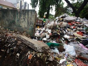 Bikin Kotor! Sampah Meluber ke Ruang Terbuka Hijau