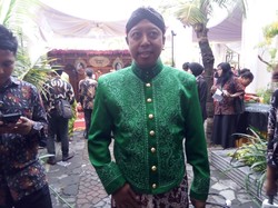 Gaya Romahurmuziy Pakai Beskap Jogja di Nikahan Kahiyang-Bobby