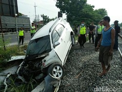 Mobil Terserempet KA Maharani, Dua Penumpang Lolos dari Maut