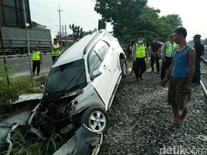 Mobil Terserempet KA Maharani, Dua Penumpang Lolos dari Maut Mobil Terserempet KA Maharani, Dua Penumpang Lolos dari Maut