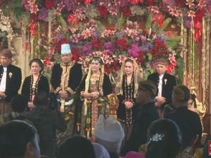 Keluarga Jokowi dan Besan Serba Hitam di Resepsi Malam Kahiyang