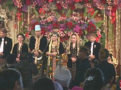 Keluarga Jokowi dan Besan Serba Hitam di Resepsi Malam Kahiyang