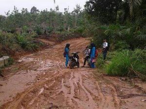 Siswa Terlambat karena Jalan Berlumpur Disuruh Pindah Sekolah Siswa Terlambat karena Jalan Berlumpur Disuruh Pindah Sekolah